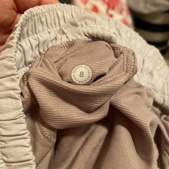 Lululemon Hotty Hot Shorts 2.5 inch inseam White Size 8 - Picture 4 of 4